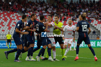 2024-09-28 - Valerio Mantovani of SSC Bari and Tommaso Fumagalli of Cosenza react - SSC BARI VS COSENZA CALCIO - ITALIAN SERIE B - SOCCER