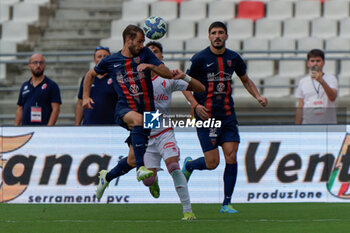 2024-09-28 - Giacomo Ricci of Cosenza in action against Andrea Oliveri of SSC Bari - SSC BARI VS COSENZA CALCIO - ITALIAN SERIE B - SOCCER