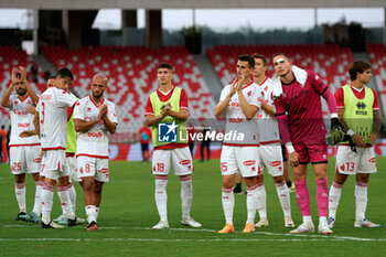 2024-09-28 - the SSC Bari players applauds fans - SSC BARI VS COSENZA CALCIO - ITALIAN SERIE B - SOCCER