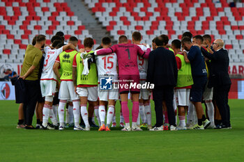 2024-09-28 - The SSC Bari players hug each other - SSC BARI VS COSENZA CALCIO - ITALIAN SERIE B - SOCCER