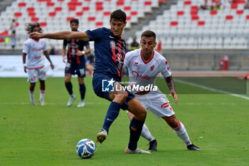 2024-09-28 - Michael Venturi of Cosenza in action against Mattia Maita of SSC Bari - SSC BARI VS COSENZA CALCIO - ITALIAN SERIE B - SOCCER