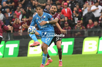 2024-10-19 - Edoardo Soleri of Spezia Calcio competes for the ball with Dylan Bronn of US Salernitana 1929 during the Soccer BKT between US Salernitana 1919 vs Spezia Calcio at Arechi Stadium - US SALERNITANA VS SPEZIA CALCIO - ITALIAN SERIE B - SOCCER