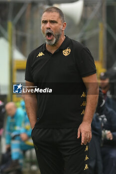 2024-10-19 - Luca D'angelo coach of Spezia Calcio gestures during the Soccer BKT between US Salernitana 1919 vs Spezia Calcio at Arechi Stadium - US SALERNITANA VS SPEZIA CALCIO - ITALIAN SERIE B - SOCCER