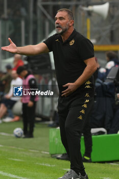 2024-10-19 - Luca D'angelo coach of Spezia Calcio gestures during the Soccer BKT between US Salernitana 1919 vs Spezia Calcio at Arechi Stadium - US SALERNITANA VS SPEZIA CALCIO - ITALIAN SERIE B - SOCCER