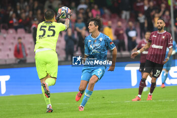 2024-10-19 - Salerno, Italy, 19 October ,2024 Luigi Sepe of US Salernitana 1945 competes for the ball with Edoardo Soleri of Spezia Calcio during the Soccer BKT between US Salernitana 1919 vs Spezia Calcio Calcio :Agostino Gemito/ Alamy Live News - US SALERNITANA VS SPEZIA CALCIO - ITALIAN SERIE B - SOCCER