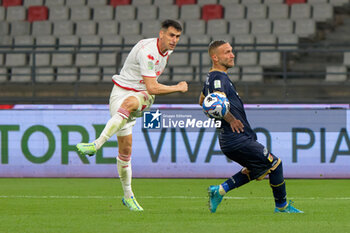 2024-10-18 - Kevin Lasagna of SSC Bari in action against Stefano Scognamillo of US Catanzaro 1929 - SSC BARI VS US CATANZARO - ITALIAN SERIE B - SOCCER