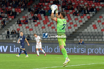 2024-10-18 - Mirko Pigliacelli of US Catanzaro 1929 - SSC BARI VS US CATANZARO - ITALIAN SERIE B - SOCCER