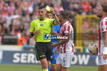 2024-06-09 - The referee Mario Perri shows yellow card to Fausto Rossi (Vicenza) - FINAL PLAYOFF - CARRARESE CALCIO VS L.R. VICENZA - ITALIAN SERIE C - SOCCER