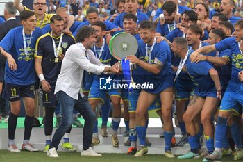 2024-06-09 - Owner of Carrarese, Manrico Gemignani, gives playoff trophy 2024 to Simone Della Latta - FINAL PLAYOFF - CARRARESE CALCIO VS L.R. VICENZA - ITALIAN SERIE C - SOCCER