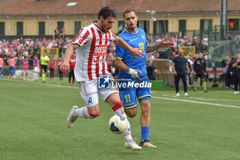2024-06-09 - Giuliano Laezza (Vicenza) and Mattia Finotto (Carrarese) fight for the ball - FINAL PLAYOFF - CARRARESE CALCIO VS L.R. VICENZA - ITALIAN SERIE C - SOCCER