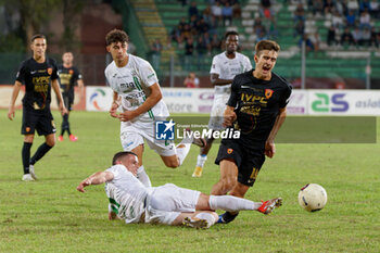 2024-09-26 - Pier Luigi Simonetti of Benevento in action against Cristian Damian Battocchio of Monopoli - MONOPOLI VS BENEVENTO - ITALIAN SERIE C - SOCCER