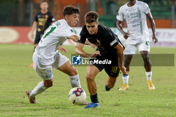 2024-09-26 - Pier Luigi Simonetti of Benevento in action against Emanuele Scipioni of Monopoli - MONOPOLI VS BENEVENTO - ITALIAN SERIE C - SOCCER