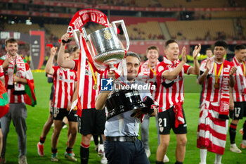 2024-04-07 - Coach Ernesto Valverde of Athletic Club celebrates with the trophy during the Spanish Cup, Copa del Rey, Final football match between Athletic Club and RCD Mallorca on April 6, 2024 at La Cartuja stadium in Sevilla, Spain - FOOTBALL - SPANISH CUP - FINAL - ATHLETIC CLUB V MALLORCA - SPANISH CUP - SOCCER