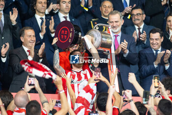 2024-04-07 - Iker Muniain of Athletic Club celebrates with the trophy during the Spanish Cup, Copa del Rey, Final football match between Athletic Club and RCD Mallorca on April 6, 2024 at La Cartuja stadium in Sevilla, Spain - FOOTBALL - SPANISH CUP - FINAL - ATHLETIC CLUB V MALLORCA - SPANISH CUP - SOCCER