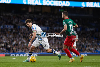 2024-01-02 - Mikel Oyarzabal of Real Sociedad competes for the ball with Luis Rioja of Deportivo Alaves during the Spanish championship La Liga football match between Real Sociedad and Deportivo Alaves on January 2, 2024 at Reale Arena in San Sebastian, Spain - FOOTBALL - SPANISH CHAMP - REAL SOCIEDAD V ALAVES - SPANISH LA LIGA - SOCCER