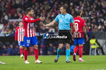 2024-01-31 - Angel Correa of Atletico Madrid (L) seen arguing with the referee (R) during the La Liga EA Sports 2023/24 football match between Atletico Madrid vs Rayo Vallecano at Metropolitano stadium in Madrid, Spain. - ATLETICO MADRID VS RAYO VALLECANO - SPANISH LA LIGA - SOCCER