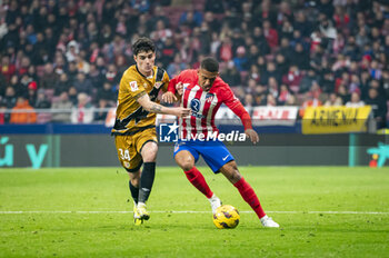 2024-01-31 - Sergio Camello of Rayo Vallecano (L) seen in action against Samuel Lino of Atletico Madrid (R) during the La Liga EA Sports 2023/24 football match between Atletico Madrid vs Rayo Vallecano at Metropolitano stadium in Madrid, Spain. - ATLETICO MADRID VS RAYO VALLECANO - SPANISH LA LIGA - SOCCER