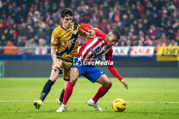 2024-01-31 - Sergio Camello of Rayo Vallecano (L) seen in action against Samuel Lino of Atletico Madrid (R) during the La Liga EA Sports 2023/24 football match between Atletico Madrid vs Rayo Vallecano at Metropolitano stadium in Madrid, Spain. - ATLETICO MADRID VS RAYO VALLECANO - SPANISH LA LIGA - SOCCER