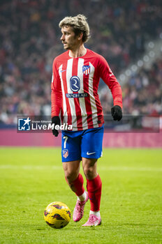 2024-01-31 - Antoine Griezmann of Atletico Madrid seen in action with the ball during the La Liga EA Sports 2023/24 football match between Atletico Madrid vs Rayo Vallecano at Metropolitano stadium in Madrid, Spain. - ATLETICO MADRID VS RAYO VALLECANO - SPANISH LA LIGA - SOCCER