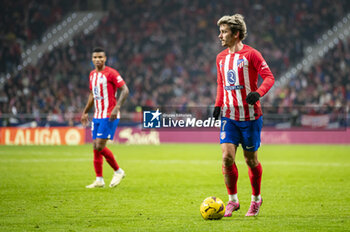 2024-01-31 - Antoine Griezmann of Atletico Madrid seen in action with the ball during the La Liga EA Sports 2023/24 football match between Atletico Madrid vs Rayo Vallecano at Metropolitano stadium in Madrid, Spain. - ATLETICO MADRID VS RAYO VALLECANO - SPANISH LA LIGA - SOCCER