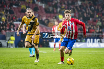 2024-01-31 - Pablo Barrios of Atletico Madrid seen in action with the ball during the La Liga EA Sports 2023/24 football match between Atletico Madrid vs Rayo Vallecano at Metropolitano stadium in Madrid, Spain. - ATLETICO MADRID VS RAYO VALLECANO - SPANISH LA LIGA - SOCCER