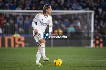 2024-02-01 - Luka Modric of Real Madrid seen in action with the ball during the La Liga EA Sports 2023/24 football match between Getafe vs Real Madrid at Coliseum stadium in Getafe, Spain. - GETAFE VS REAL MADRID - SPANISH LA LIGA - SOCCER
