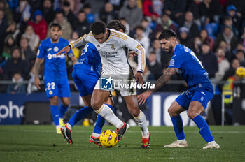 2024-02-01 - Jude Bellingham of Real Madrid seen in action with the ball during the La Liga EA Sports 2023/24 football match between Getafe vs Real Madrid at Coliseum stadium in Getafe, Spain. - GETAFE VS REAL MADRID - SPANISH LA LIGA - SOCCER