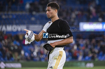2024-02-01 - Jude Bellingham of Real Madrid seen gifting his shirt to a little fan at the end of the La Liga EA Sports 2023/24 football match between Getafe vs Real Madrid at Coliseum stadium in Getafe, Spain. - GETAFE VS REAL MADRID - SPANISH LA LIGA - SOCCER