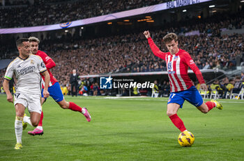 2024-02-04 - Rodrigo Riquelme of Atletico Madrid seen in action with the ball during the La Liga EA Sports 2023/24 football match between Real Madrid vs Atletico Madrid at Santiago Bernabeu stadium in Madrid, Spain. - REAL MADRID VS ATLETICO MADRID - SPANISH LA LIGA - SOCCER