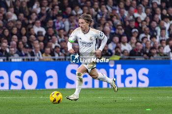 2024-02-04 - Luka Modric of Real Madrid seen in action with the ball during the La Liga EA Sports 2023/24 football match between Real Madrid vs Atletico Madrid at Santiago Bernabeu stadium in Madrid, Spain. - REAL MADRID VS ATLETICO MADRID - SPANISH LA LIGA - SOCCER