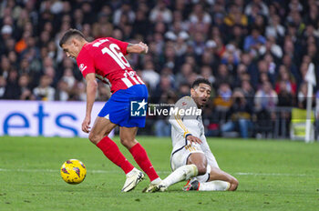 2024-02-04 - Nahuel Molina of Atletico Madrid seen in action with the ball against Jude Bellingham of Real Madrid during the La Liga EA Sports 2023/24 football match between Real Madrid vs Atletico Madrid at Santiago Bernabeu stadium in Madrid, Spain. - REAL MADRID VS ATLETICO MADRID - SPANISH LA LIGA - SOCCER