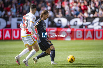 2024-02-18 - Luka Modric of Real Madrid seen in action with the ball during the La Liga EA Sports 2023/24 football match between Rayo Vallecano vs Real Madrid at Estadio Vallecas in Madrid, Spain. - RAYO VALLECANO VS REAL MADRID - SPANISH LA LIGA - SOCCER