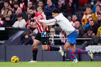 2024-03-03 - Asier Villalibre of Athletic Club competes for the ball with Ronald Araujo of FC Barcelona during the Spanish championship La Liga football match between Athletic Club and FC Barcelona on March 3, 2024 at San Mames in Bilbao, Spain - FOOTBALL - SPANISH CHAMP - ATHLETIC CLUB V FC BARCELONA - SPANISH LA LIGA - SOCCER