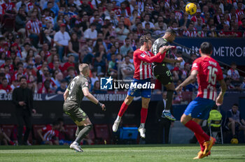 2024-04-13 - Yangel Herrera of Girona FC (R) fights for the ball against Mario Hermoso of Atletico Madrid (L) during the La Liga EA Sports football match between Atletico Madrid and Girona FC at Estadio Civitas Metropolitano on April 13, 2024 in Madrid, Spain. - ATLETICO MADRID VS GIRONA - SPANISH LA LIGA - SOCCER