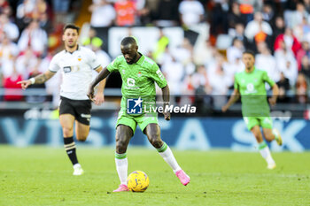 2024-04-20 - Youssouf Sabaly of Betis during the Spanish championship La Liga football match between Valencia CF and Real Betis Balompie on April 20, 2024 at Mestalla stadium in Valencia, Spain - FOOTBALL - SPANISH CHAMP - VALENCIA V REAL BETIS - SPANISH LA LIGA - SOCCER