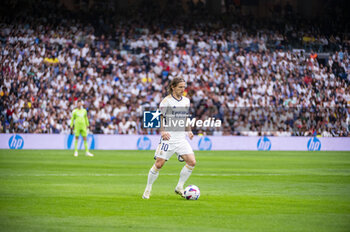 2024-05-04 - MADRID, SPAIN - MAY 04: Luka Modric of Real Madrid seen in action with the ball during the La Liga EA Sports 2023/24 football match between Real Madrid vs Cadiz CF at Estadio Santiago Bernabeu on May 04, 2024 in Madrid, Spain. - REAL MADRID VS CADIZ - SPANISH LA LIGA - SOCCER