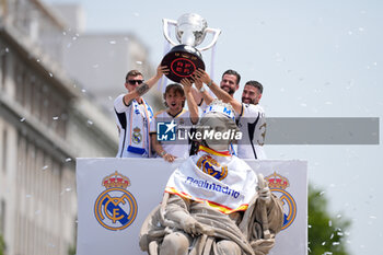 2024-05-12 - Toni Kroos, Luka Modric, Nacho Fernandez and Daniel Carvajal celebrate on top of the fountain with the trophy during the celebration of Real Madrid at Plaza de Cibeles for their 36th Championship Title of the Spanish League on May 12, 2024 in Madrid, Spain - FOOTBALL - REAL MADRID CELEBRATES SPANISH LEAGUE TITLE - SPANISH LA LIGA - SOCCER