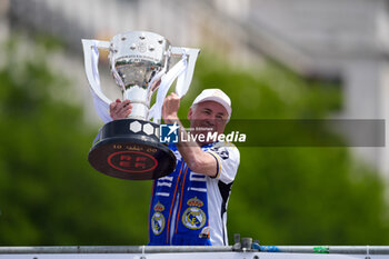 2024-05-12 - Coach Carlo Ancelotti celebrates with the trophy during the celebration of Real Madrid at Plaza de Cibeles for their 36th Championship Title of the Spanish League on May 12, 2024 in Madrid, Spain - FOOTBALL - REAL MADRID CELEBRATES SPANISH LEAGUE TITLE - SPANISH LA LIGA - SOCCER