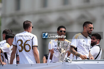 2024-05-12 - Jude Bellingham celebrates with the trophy during the celebration of Real Madrid at Plaza de Cibeles for their 36th Championship Title of the Spanish League on May 12, 2024 in Madrid, Spain - FOOTBALL - REAL MADRID CELEBRATES SPANISH LEAGUE TITLE - SPANISH LA LIGA - SOCCER