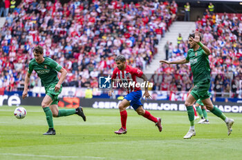 2024-05-19 - Angel Correa of Atletico Madrid (C) in action with the ball during the La Liga EA Sports 2023/24 football match between Atletico Madrid vs CA Osasuna at Estadio Metropolitano on May 19, 2024 in Madrid, Spain. - ATLETICO MADRID VS CA OSASUNA - SPANISH LA LIGA - SOCCER