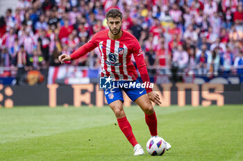 2024-05-19 - Mario Hermoso of Atletico Madrid in action with the ball during the La Liga EA Sports 2023/24 football match between Atletico Madrid vs CA Osasuna at Estadio Metropolitano on May 19, 2024 in Madrid, Spain. - ATLETICO MADRID VS CA OSASUNA - SPANISH LA LIGA - SOCCER
