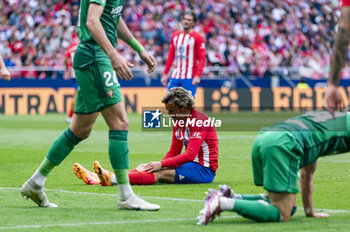 2024-05-19 - Antoine Griezmann of Atletico Madrid seen on the ground during the La Liga EA Sports 2023/24 football match between Atletico Madrid vs CA Osasuna at Estadio Metropolitano on May 19, 2024 in Madrid, Spain. - ATLETICO MADRID VS CA OSASUNA - SPANISH LA LIGA - SOCCER