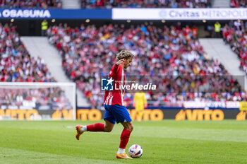 2024-05-19 - Antoine Griezmann of Atletico Madrid in action with the ball during the La Liga EA Sports 2023/24 football match between Atletico Madrid vs CA Osasuna at Estadio Metropolitano on May 19, 2024 in Madrid, Spain. - ATLETICO MADRID VS CA OSASUNA - SPANISH LA LIGA - SOCCER