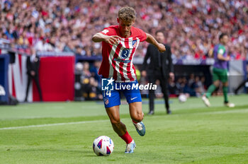 2024-05-19 - Marcos Llorente of Atletico Madrid in action with the ball during the La Liga EA Sports 2023/24 football match between Atletico Madrid vs CA Osasuna at Estadio Metropolitano on May 19, 2024 in Madrid, Spain. - ATLETICO MADRID VS CA OSASUNA - SPANISH LA LIGA - SOCCER