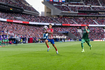 2024-05-19 - Marcos Llorente of Atletico Madrid (L) fights for the ball against Johan Mojica of CA Osasuna (R) during the La Liga EA Sports 2023/24 football match between Atletico Madrid vs CA Osasuna at Estadio Metropolitano on May 19, 2024 in Madrid, Spain. - ATLETICO MADRID VS CA OSASUNA - SPANISH LA LIGA - SOCCER