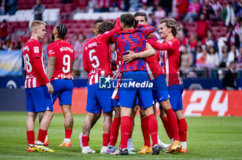 2024-05-19 - Atletico Madrid players celebrates Stefan Savic of Atletico Madrid on his last game with the team during the La Liga EA Sports 2023/24 football match between Atletico Madrid vs CA Osasuna at Estadio Metropolitano on May 19, 2024 in Madrid, Spain. - ATLETICO MADRID VS CA OSASUNA - SPANISH LA LIGA - SOCCER