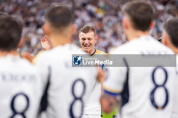2024-05-25 - Toni Kroos of Real Madrid (C) during the tribute of his teammates during the La Liga EA Sports 2023/24 football match between Real Madrid vs Real Betis at Estadio Santiago Bernabeu on May 25, 2024 in Madrid, Spain. - REAL MADRID VS REAL BETIS - SPANISH LA LIGA - SOCCER