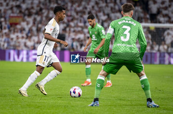 2024-05-25 - Rodrygo Silva de Goes of Real Madrid (L) in action with the ball during the La Liga EA Sports 2023/24 football match between Real Madrid vs Real Betis at Estadio Santiago Bernabeu on May 25, 2024 in Madrid, Spain. - REAL MADRID VS REAL BETIS - SPANISH LA LIGA - SOCCER