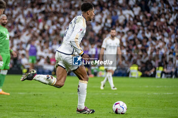 2024-05-25 - Jude Bellingham of Real Madrid in action with the ball during the La Liga EA Sports 2023/24 football match between Real Madrid vs Real Betis at Estadio Santiago Bernabeu on May 25, 2024 in Madrid, Spain. - REAL MADRID VS REAL BETIS - SPANISH LA LIGA - SOCCER