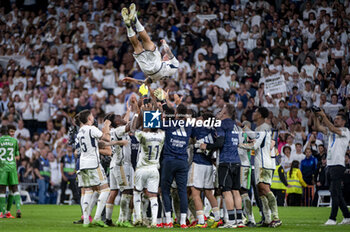 2024-05-25 - Toni Kroos of Real Madrid (C) is celebrate by his teammates at the end of the La Liga EA Sports 2023/24 football match between Real Madrid vs Real Betis at Estadio Santiago Bernabeu on May 25, 2024 in Madrid, Spain. - REAL MADRID VS REAL BETIS - SPANISH LA LIGA - SOCCER
